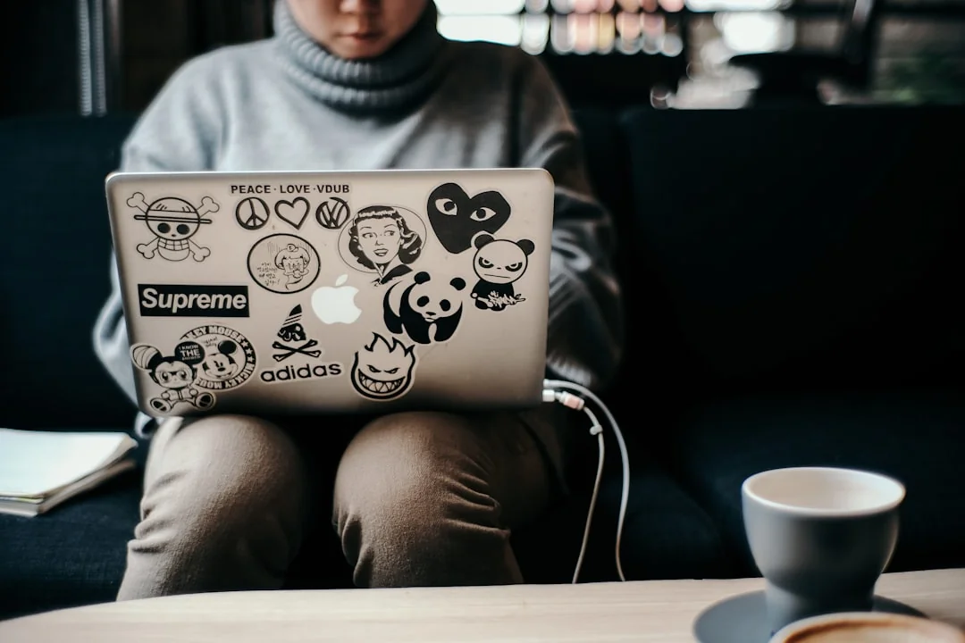 Gros plan d’un appareil photo posé sur du papier brun avec le texte Social Media Marketing, mettant en avant les thématiques du marketing digital.